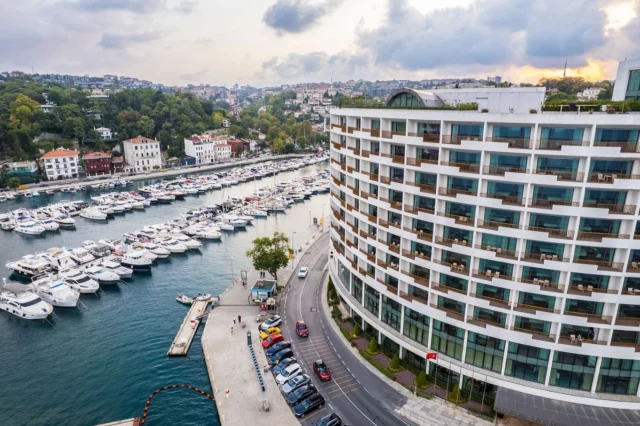 Ajansımızın ailesine katılan yeni iş birliğimizi duyurmaktan mutluluk duyuyoruz:
The Grand Tarabya!Boğaz’ın en özel noktalarından birinde konumlanan ikonik otel, 2025 itibarıyla Accor grubuna katıldı ve şu anda “The Grand Tarabya managed by Accor” olarak misafirlerini ağırlıyor , 2026 yılının sonunda Accor grubunun en üst konumunda olan “ FAIRMONT HOTEL” e dönüşme yolunda.Otelde başlatılan kapsamlı yenileme süreci tamamlandığında, 2027 yılı itibariyle dünyanın en prestijli lüks markalarından biri olacak.1966’dan bu yana İstanbul’un simgelerinden biri olan The Grand Tarabya; Boğaz manzaralı yenilen odaları, rezidansları, yeme–içme alanları ve wellness ayrıcalıklarıyla şehrin zarafetini temsil etmeye devam ediyor.Biz de Time PR olarak, bu geçiş döneminde  The Grand Tarabya ile birlikte çalışacak olmaktan büyük bir heyecan duyuyoruz.Özel Etkinlikleriniz için bizimle temasa geçmenizi bekleriz.#yenihaber #tebrikler