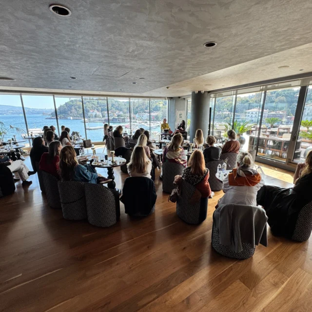 29 Ekim’de The Grand Tarabya’da çok özel bir etkinliğe imza atıldı!29 Ekim Cumhuriyet Bayramı’nda İstanbul’un en ikonik otellerinden olan The Grand Tarabya Otel’in boğaz manzaralı salonunda gerçekleşen, Booktan Konular Kitap Kulübü’nün düzenlediği ve Billur İçöz’ün moderatörlüğünü yaptığı “Dejavu Romanı ve Suat Derviş Üzerine: Menekşe Toprak ile Söyleşi” etkinliği büyük ilgi gördü.Moderatör Billur İçöz’ün ve Yazar Menekşe Toprak’ın Suat Derviş ve Dejavu Romanı üzerine olan görüşlerinin paylaşılmasının yanı sıra etkinliğin sonunda gerçekleşen soru cevap bölümünde katılımcılarla yazar arasında samimi bir sohbet ortamı oluştu. Etkinliğin ardından katılımcılar etkinlik salonunun Tarabya manzaralı terasında hatıra fotoğrafı çekip ardından kahve eşliğinde sohbet etti.
