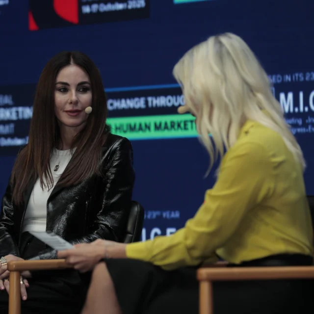 Global Marketing Summit 2025’te wellbeing ve longevity odağında ilham veren bir panel!15-16 Ekim 2025 tarihlerinde Mandarin Oriental Bosphours’ta düzenlenen Global Marketing Summit 2025, 150’nin üzerinde katılımcı, 100’ün üzerinde oturum ve yoğun bir ilgiyle tamamlandı. Küresel pazarlama alanında sayılı etkinlikler arasında yer alan Global Marketing Summit’te çeşitli keynotelar, paneller, workshoplar ve özel masterclasslar büyük ilgi gördü.
Zirvenin en dikkat çekici oturumlarından olan ve “Yeni Çağın Formülü: Uzayan Ömür, Değişen İnsan ve Etkileşim gücü” başlığıyla gerçekleşen panele T.İ.M.E. PR Kurucusu ve Wellbeing Uzmanı Mine Kalpakçıoğlu, VIVAMAYR’ın önemli misafirlerinden Ünlü Sanatçı Defne Samyeli ve VIVAMAYR’ın Türkiye’de iş birliği yaptığı isimlerden olan ELLIVE Kurucusu Dr. Elçin Mizrahi katıldı.Katılımcılar tarafından yoğun ilgi gören panelde longevity, longevitynin geleceği, wellbeing, sağlıklı yaşam, revitalization, anti aging, değişen insan, etkileşimin gücü ve genç ve güzel görünme baskısı gibi konulardaki güncel gelişmeler ve ilgili alanlara ışık tutacak görüşler paylaşıldı.