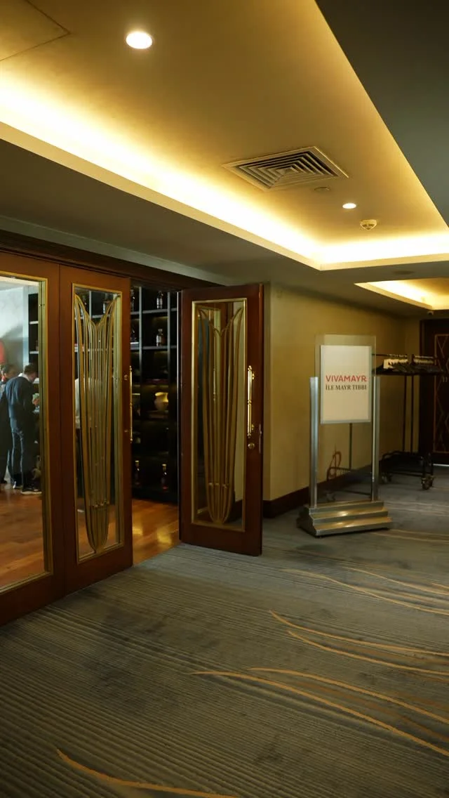The Grand Tarabya Otel’de, sağlıklı yaşam anlayışına bambaşka bir bakış açısı getiren bir etkinliğe imza attık. VIVAMAYR’ın doktoru Dr.Ezgi Kaçar, bize Mayr tıbbının iyileştirici gücünü birebir anlattı.Mayr tıbbı; bağırsak sağlığını merkeze alır, yeme alışkanlıklarının değiştirilmesini, doğru nefes, doğru çiğneme ve sindirim sistemi temizliğini savunur. “Çünkü iyi bir sindirim, iyi bir yaşamın temelidir”.Etkinliğe katılan 30 güçlü kadınla birlikte, bu prensipleri dinledik, sorular sorduk, farkındalık kazandık. Ardından da VIVAMAYR mutfağından esinlenen anti-inflamatuar ve hafif tariflerle hazırlanmış açık büfede sağlıklı ve keyifli bir yemek yedik.
Tatlı büfemizde ise @subazlininelinden5 ‘in ellerinden çıkan glutensiz & vegan bitter ganajlı tart ve glutensiz San Sebastian cheesecake ile finali tatlıya bağladık. 🍫🍰✨Hem zihnimize, hem bedenimize iyi gelen bir deneyimdi.
Davetin sonunda VIVAMAYR yemek kitabıyla birlikte sağlıklı atıştırmalık @tadyabadem  kurabiyeleriyle misafirlerimizi uğurladık.#VIVAMAYR #MayrMedicine #GutHealth #SağlıklıYaşam #İstanbulEtkinlik #GrandTarabya #İyiYaşam #MindfulLiving #VeganTatlılar #Glutensiz #bağırsaksağlığı
@thegrandtarabyahotel
@vivamayrmariawoerth