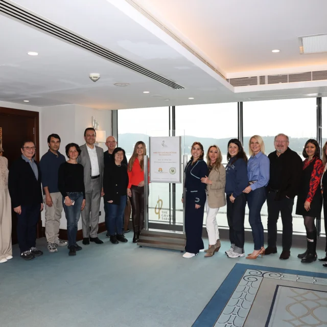 The Grand Tarabya’da 3 Sağlıklı Gün!
The Grand Tarabya’da, Ebru Zeynep Altay önderliğinde gerçekleşen “Ebru’nun Sağlıklı Dünyası ile Longevity” programı, üç gün boyunca sağlıklı ve uzun yaşamı çok yönlü bir bakış açısıyla ele aldı. Katılımcıların büyük çoğunluğunu doktorların ve sağlık profesyonellerinin oluşturduğu bu özel buluşmada, misafirler bilimsel bilgi ile günlük yaşam pratiklerinin kesiştiği bir deneyimin parçası oldu.Program boyunca müzikli egzersiz ve nefes meditasyonları, yoga nidra, atölye çalışmaları ve sağlıklı yaşam sohbetleri gerçekleştirildi. Alanında uzman doktorlar eşliğinde ele alınan bu içerikler; doğru beslenme, zihinsel denge ve sürdürülebilir yaşam alışkanlıkları üzerine ilham verirken, The Grand Tarabya Otel'in lezzetli ve sağlıklı sofraları, katılımcıların bütünsel longevity deneyimine katkı sağladı.