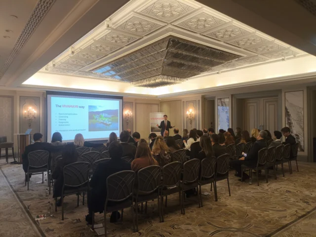 VIVAMAYR, uzun vadeli sağlık ve wellbeing yaklaşımını paylaşmak üzere gerçekleştirdiği global yolculuk kapsamında İstanbul’a geldi. Özel bir kurumun davetlisi olarak gerçekleşen ziyarette, VIVAMAYR Medikal Direktörü Dr. Sepp Fegerl’in gerçekleştirdiği sunumda sağlıklı yaşamın temel dinamikleri ele alınırken; modern yaşamın yaygın hataları, bu hataların vücut üzerindeki etkileri, sindirim sistemini zorlayan yanlış alışkanlıklar ve düzensiz beslenme alışkanlıklarının uzun vadeli etkileri aktarılırken bu dengenin nasıl yeniden kurulabileceğine dair önemli yöntemler paylaşıldı.Programda birebir doktor görüşmeleri, Longevity sunumları, katılımcılara kişiselleştirilmiş sağlık yaklaşımları sunarken; VIVAMAYR şefi Mario Waldhauser’in imzasını taşıyan özel akşam yemeği ve VIVAMAYR yemekleri pişirme dersleri, sağlıklı beslenmenin ne kadar sade ve uygulanabilir olabileceğini ortaya koydu.